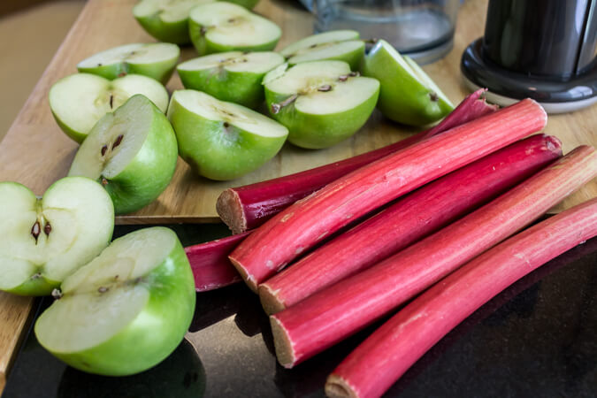 Homemade apple rhubarb juice (1)